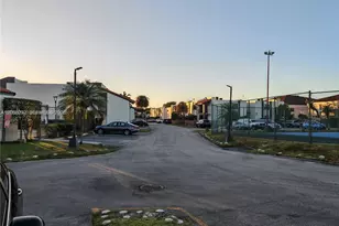 460 W Park Dr, Miami, FL 33172 - Photo 14
