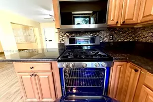 1124 NE 7th St, Hallandale Beach, FL 33009 - Photo 8