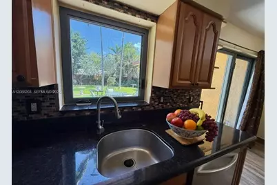 1124 NE 7th St, Hallandale Beach, FL 33009 - Photo 4