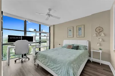 1000 Parkview Dr #1007, Hallandale Beach, FL 33009 - Photo 10