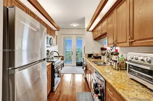 102 Half Moon Cir, Hypoluxo, FL 33462 - Photo 8