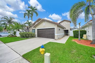 17640 SW 4th Ct, Pembroke Pines, FL 33029 - Photo 2