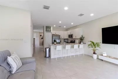 11410 W 34th Way, Hialeah, FL 33018 - Photo 10