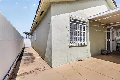 6983 W 24th Ln, Hialeah, FL 33016 - Photo 30