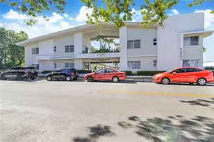6930 Rue Versailles, Miami Beach, FL 33141 - Photo 1