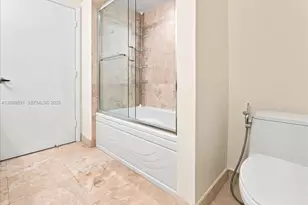 41 SE 5th St, Miami, FL 33131 - Photo 32