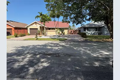1051 SW 99th Ave, Pembroke Pines, FL 33025 - Photo 2