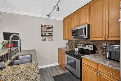 953 Springdale Cir, Palm Springs, FL 33461 - Photo 2