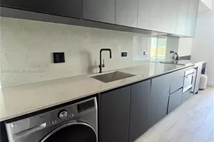 20 NE 11th St, Miami, FL 33132 - Photo 12