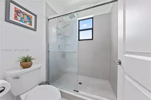 20576 NE 5th Pl, Miami, FL 33179 - Photo 22