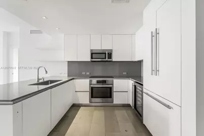 68 SE 6th St #2304, Miami, FL 33131 - Photo 2