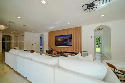 8134 Twin Lake Dr, Boca Raton, FL 33496 - Photo 4
