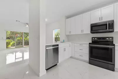 12133 SW 3rd St #12133, Pembroke Pines, FL 33025 - Photo 4
