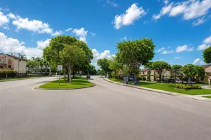 525 NW 100th Ct, Miami, FL 33172 - Photo 4