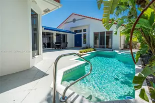 1051 W Bel Aire Dr W, Pembroke Pines, FL 33027 - Photo 2