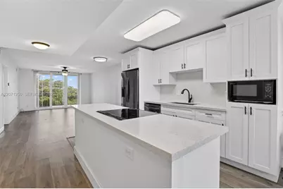 250 Jacaranda Dr #703, Plantation, FL 33324 - Photo 8