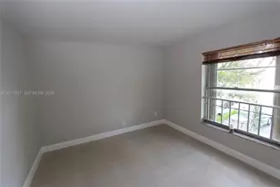 8005 Lake Dr, Doral, FL 33166 - Photo 10