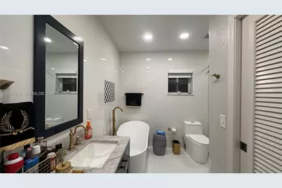 18921 W Oakmont Dr, Hialeah, FL 33015 - Photo 26