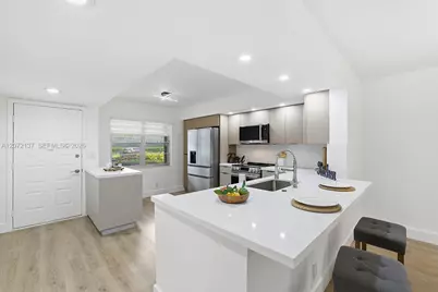 300 SW 130th Ter #110B, Pembroke Pines, FL 33027 - Photo 2