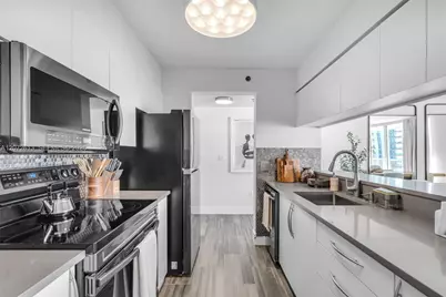 1200 Brickell Bay Dr #2501, Miami, FL 33131 - Photo 6