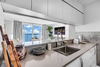 1200 Brickell Bay Dr #2501, Miami, FL 33131 - Photo 8