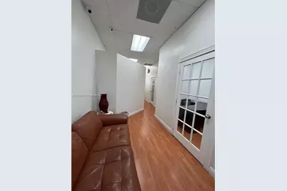 19300 W Dixie Hwy #10, Miami, FL 33180 - Photo 1
