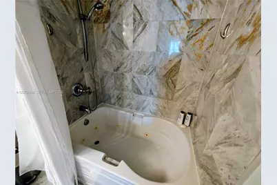 31 SE 5th St #909, Miami, FL 33131 - Photo 18