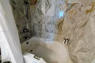 31 SE 5th St, Miami, FL 33131 - Photo 18