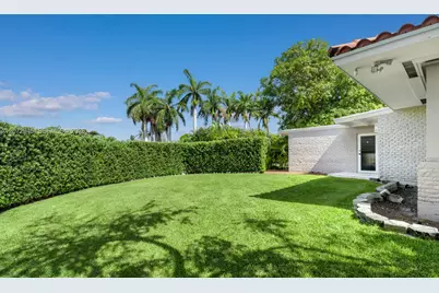 8901 Hawthorne Ave, Surfside, FL 33154 - Photo 14