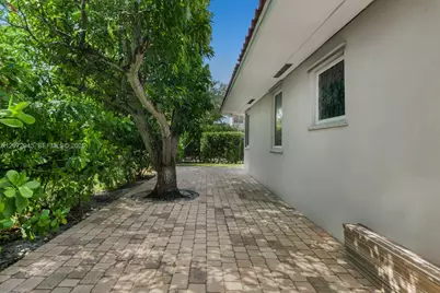 8901 Hawthorne Ave, Surfside, FL 33154 - Photo 16