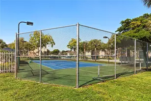 400 Palm Cir W, Pembroke Pines, FL 33025 - Photo 34