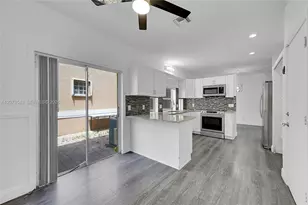 11201 Lakeview Dr, Coral Springs, FL 33071 - Photo 10