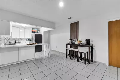 980 W 43rd Pl, Hialeah, FL 33012 - Photo 6
