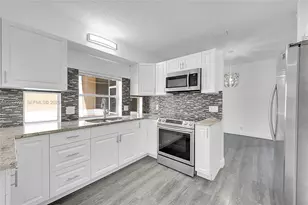 11201 Lakeview Dr, Coral Springs, FL 33071 - Photo 10