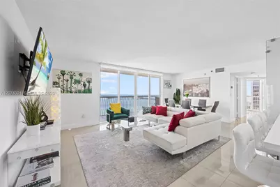 1200 Brickell Bay Dr #3701, Miami, FL 33131 - Photo 2