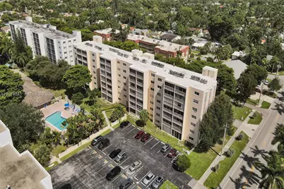 1001 NE 14th Ave #402, Hallandale Beach, FL 33009 - Photo 2