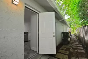 241 NW 40th St, Oakland Park, FL 33309 - Photo 14
