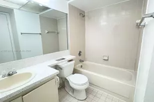 8120 Geneva Ct, Doral, FL 33166 - Photo 16