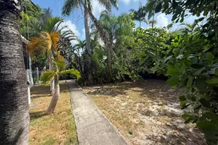 631 NE 60th St, Miami, FL 33137 - Photo 2