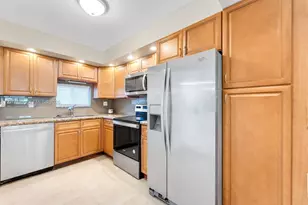 9811 N Hollybrook Lake Dr, Pembroke Pines, FL 33025 - Photo 4