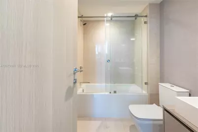 1000 Brickell Plz #3201, Miami, FL 33131 - Photo 34
