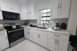 201 Freedom Ct, Deerfield Beach, FL 33442 - Photo 4