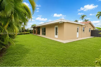 3115 Village Green Dr, Miami, FL 33175 - Photo 18
