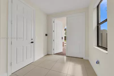 10204 NW 86th St, Doral, FL 33178 - Photo 6
