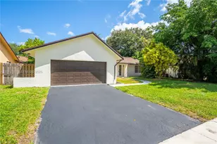 7389 NW 48th Pl, Lauderhill, FL 33319 - Photo 2