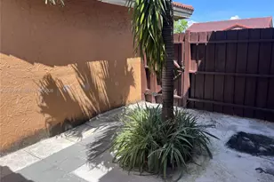 1115 SW 136th Pl, Miami, FL 33184 - Photo 2