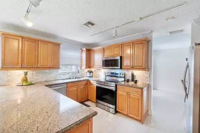 9602 NW 8th Cir, Plantation, FL 33324 - Photo 12