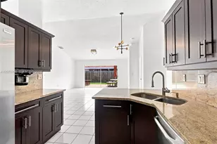 19181 NW 89th Ave, Hialeah, FL 33018 - Photo 14