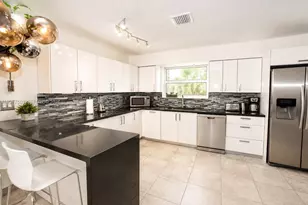 909 N 13th Ct, Hollywood, FL 33019 - Photo 8