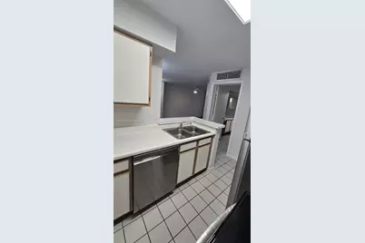 2881 N Oakland Forest Dr #103, Oakland Park, FL 33309 - Photo 4